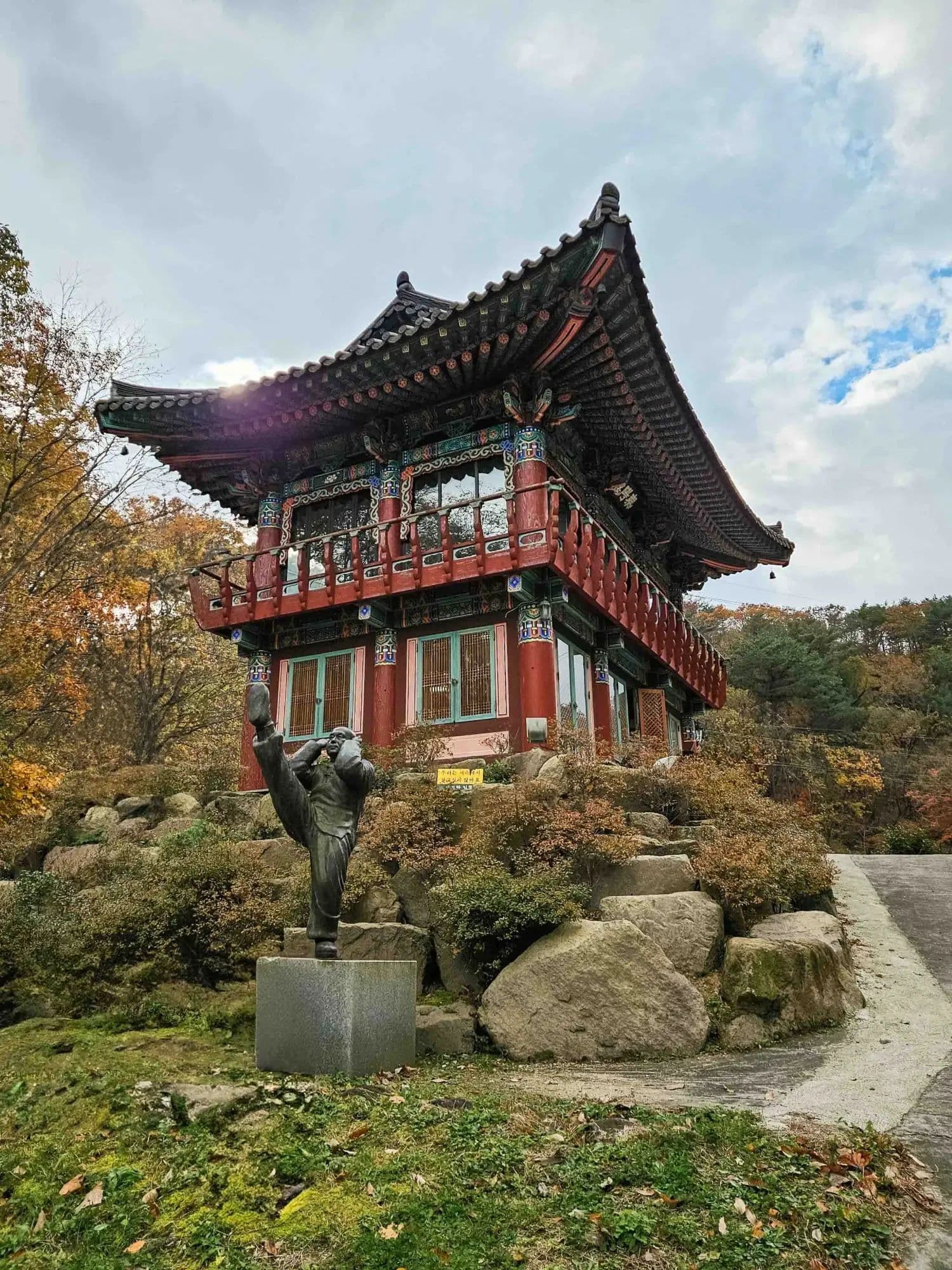 Pavillon peint du temple Golgulsa et statue de Seonmudo, Corée du Sud