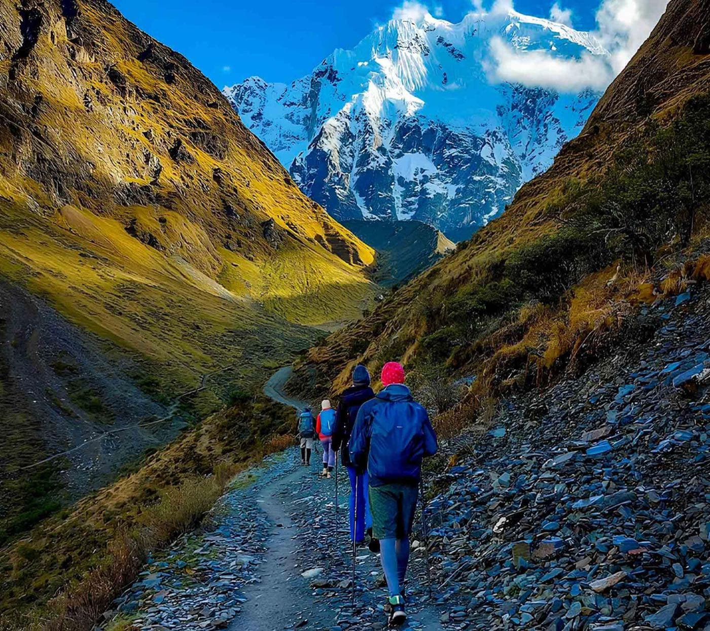 Randonneurs sur le sentier du Salkantay face aux sommets enneigés, Pérou