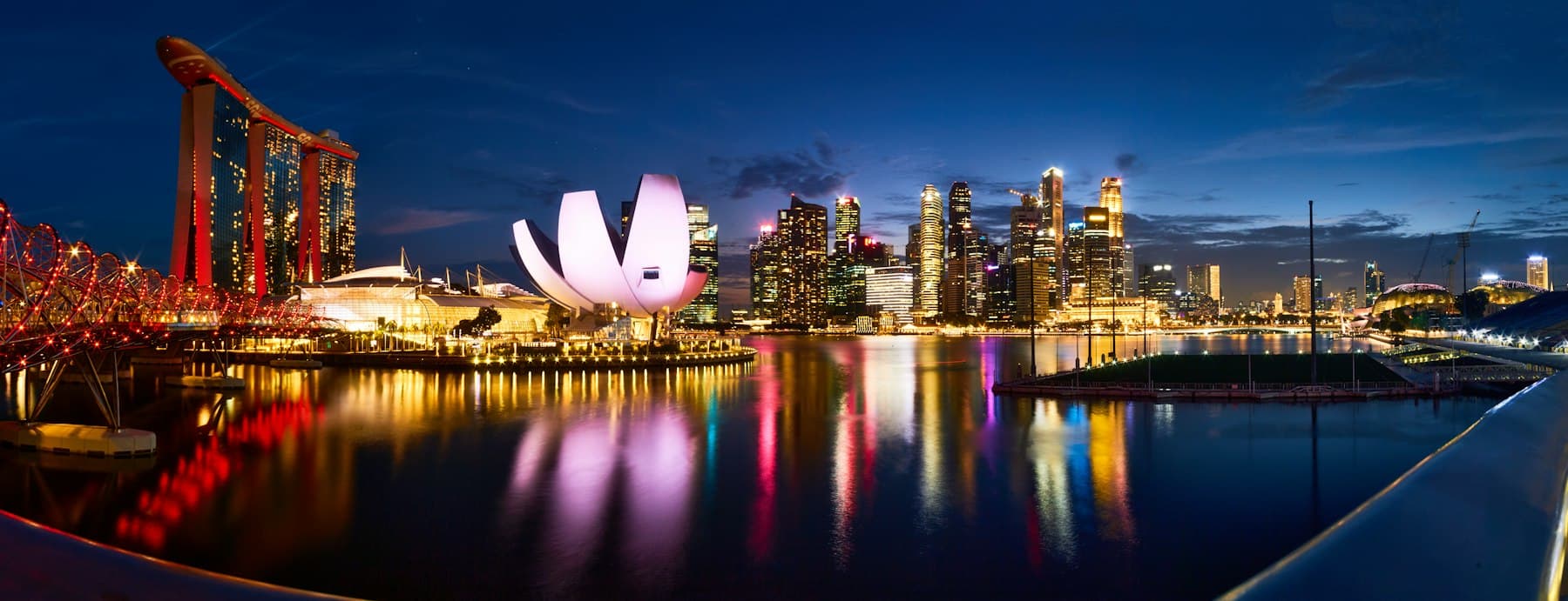 Skyline illuminée de Marina Bay et reflets colorés sur l'eau, Singapour